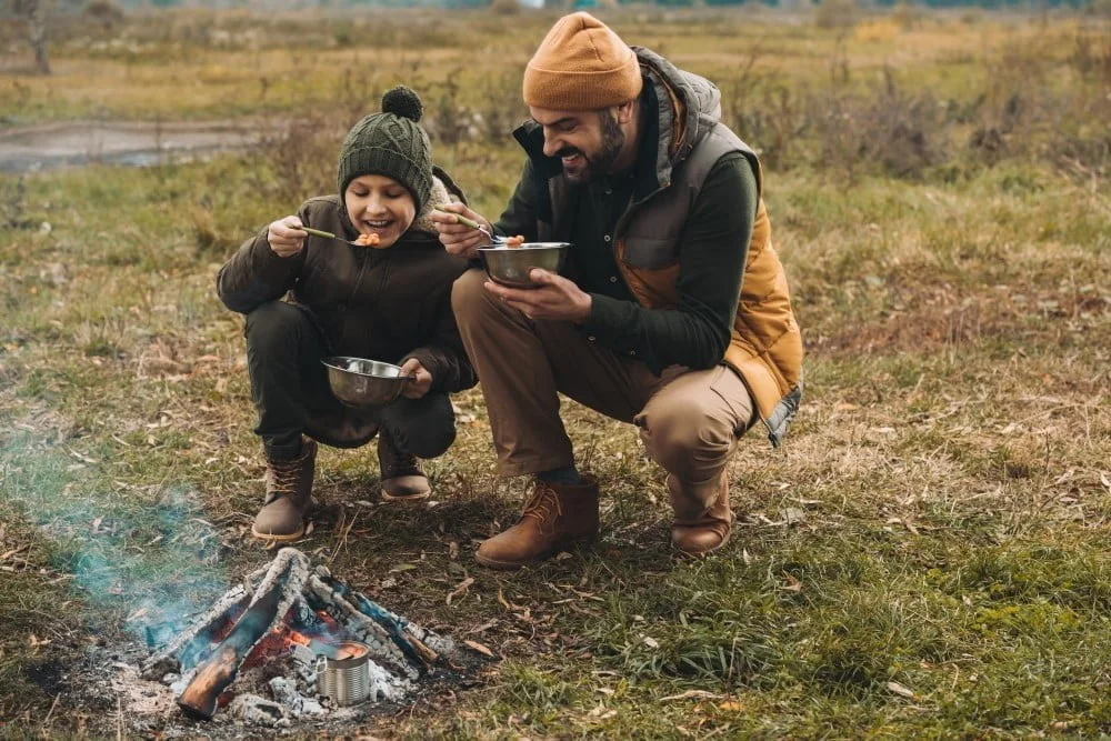 Far og søn på outdoor eventyr